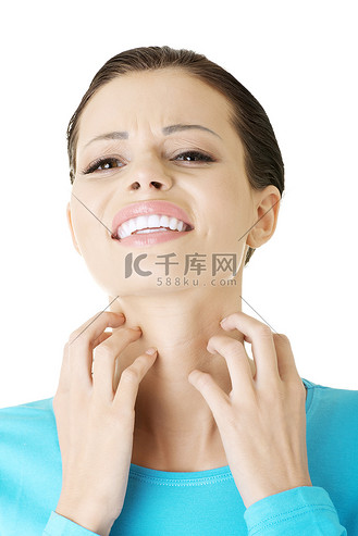 抓鸡脖子图片素材_抓她自己的年轻美丽的妇女