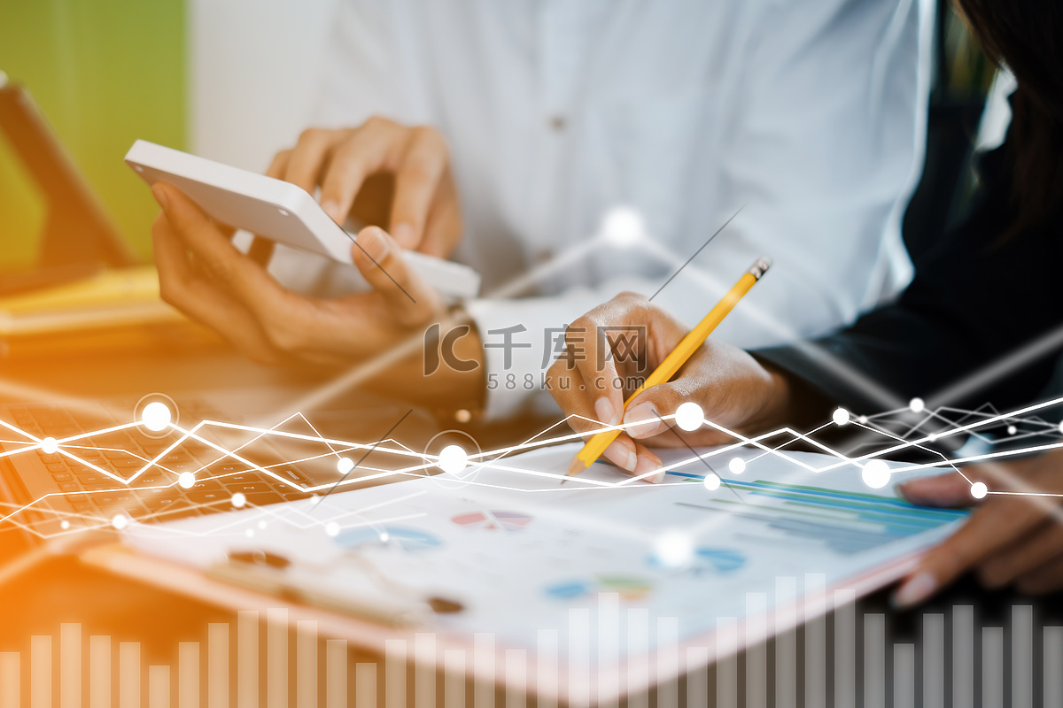 基金经理通过屏幕上带有虚拟财务的文书工作文件研究和分析投资股票市场。高清摄影大图-千库网