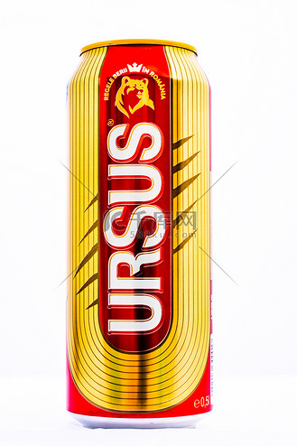 在白色隔绝的 ursus 啤酒罐头.
