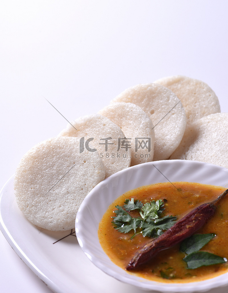 Idli with Sambar 和椰子酸辣酱，印度菜：南印度最受欢迎的食物 rava idli 或 semolina idly 或 rava ...