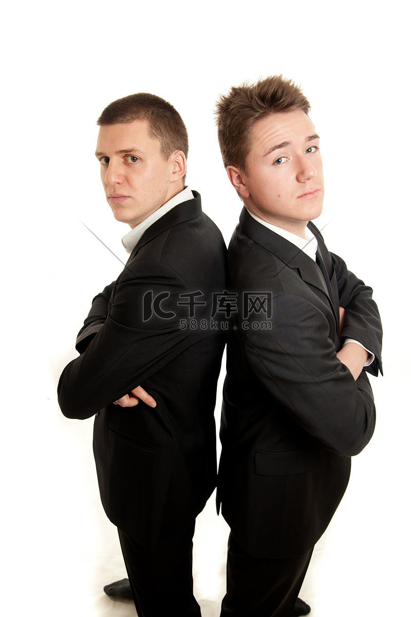 背靠背对决增多