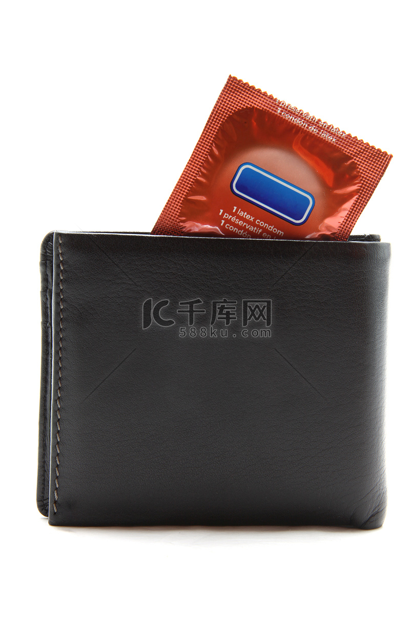 黑色皮夹中的橙色避孕套高清摄影大图-千库网