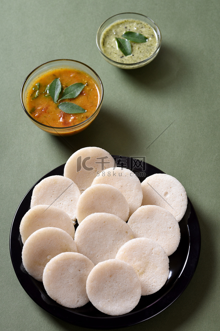 Idli with Sambar 和椰子酸辣酱，印度菜：南印度最喜欢的食物 rava idli 或 semolina idly 或 rava ...