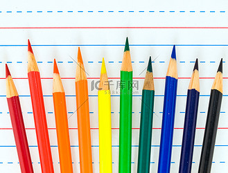 彩色铅笔在横格纸上的彩虹