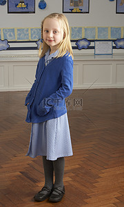 女小学生站在教室里的肖像高清摄影大图-千库网