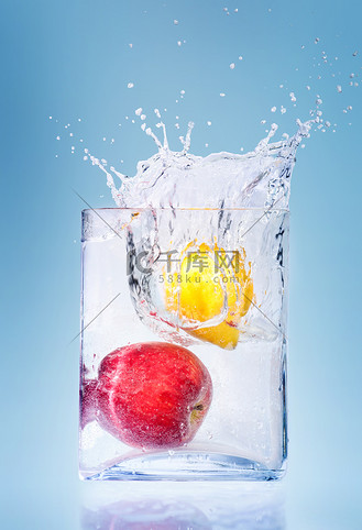 苹果和橙子在水中飞溅