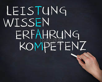 手拿着粉笔,用德语写团队的字谜