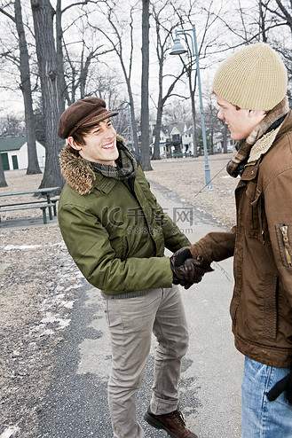 两个男人在公园里握手