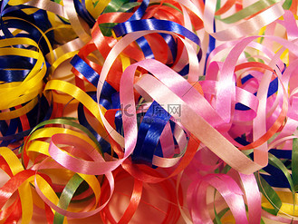 白色背景上的蛇纹石特写