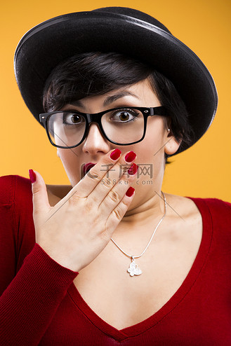 吃惊的书呆子女孩