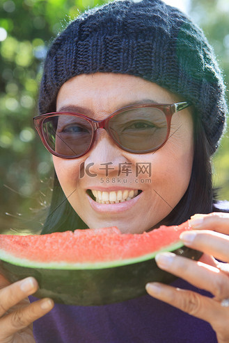 把吃西瓜的年轻女人的脸特写起来,永远使用