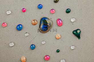 特写镜头中覆盖着彩色水滴的背景