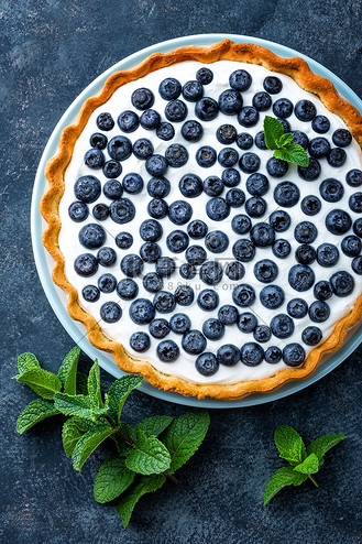 美味的甜点蓝莓馅饼配新鲜浆果和生奶油,甜美可口的芝士蛋糕,浆果派.