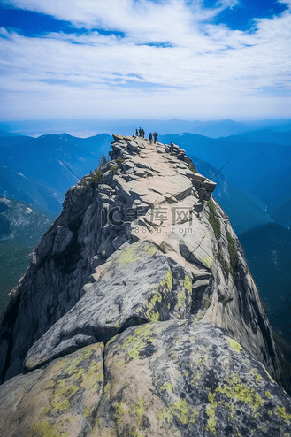 山顶的石头蓝天白云