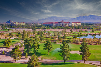 背景为度假村和山脉的沙漠高尔夫球场