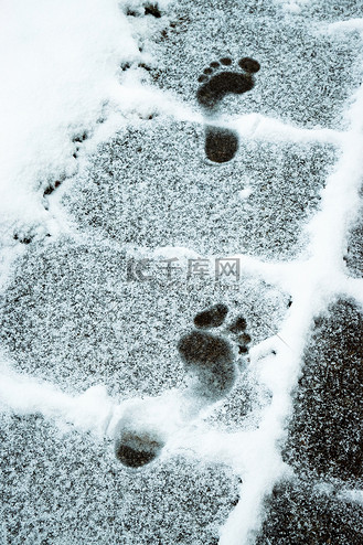 两个赤脚在雪地上的印记