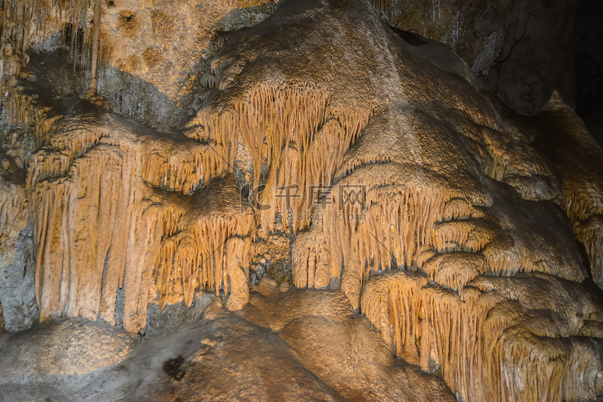 大峡谷内洞中有洞，千姿百态的石笋、石柱、石钟乳等点缀其间|内洞|石钟乳|石笋_新浪新闻