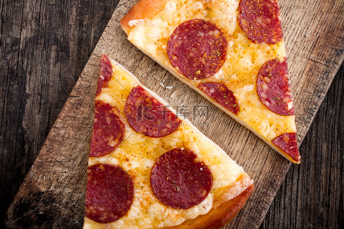 意大利腊肠披萨高清摄影大图-千库网