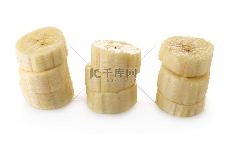 在白色背景隔绝的被剥皮的香蕉切片。高清摄影大图-千库网