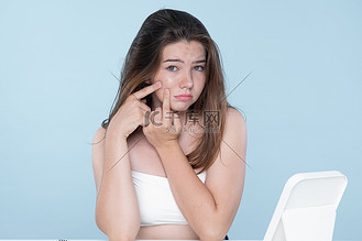 年轻迷人的少女担心她脸上的粉刺和痤疮.