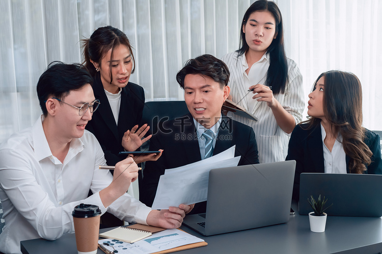 办公室工作人员和经理在和谐的工作场所分析财务报告文件。高清摄影大图-千库网