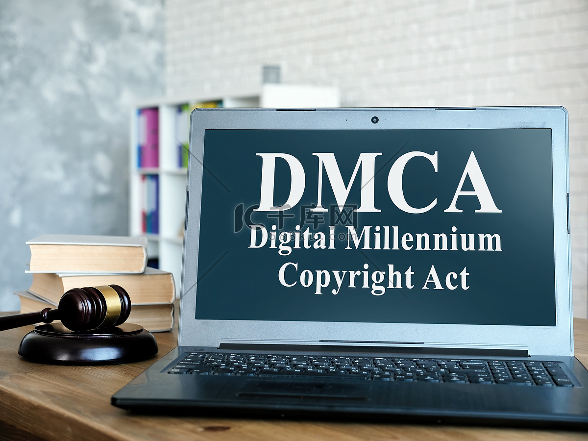 笔记本电脑和木槌上的 DMCA 数字千年版权法。高清摄影大图-千库网
