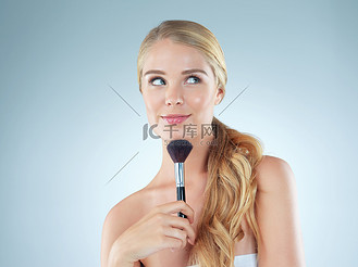 稍微考虑一下她的妆容.