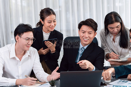 办公室工作人员和经理在和谐的工作场所分析财务报告文件。高清摄影大图-千库网