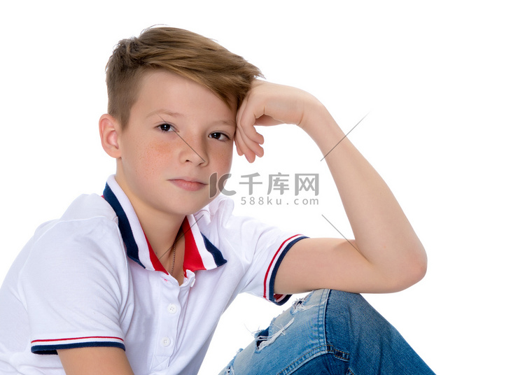 坐在地板上的时尚男孩青少年。高清摄影大图-千库网