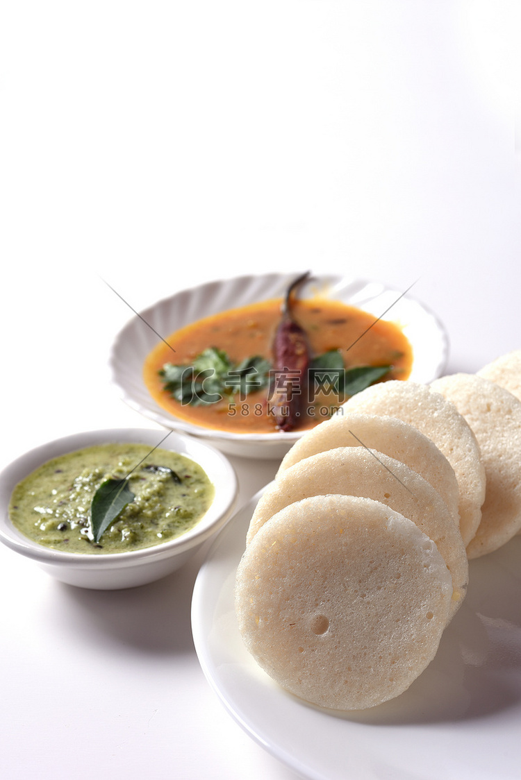 Idli with Sambar 和椰子酸辣酱，印度菜：南印度最受欢迎的食物 rava idli 或 semolina idly 或 rava ...