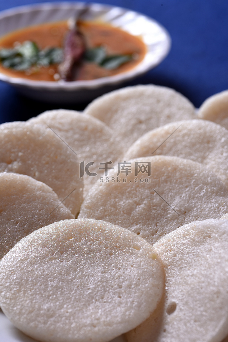 Idli with Sambar 和椰子酸辣酱，印度菜：南印度最受欢迎的食物 rava idli 或 semolina idly 或 rava ...