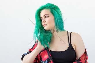 发型、青年、染发、时尚和风格概念 — 白色背景上留着绿色头发、有复制空间的年轻美女
