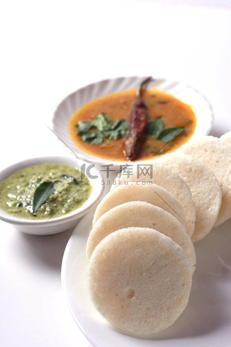 Idli with Sambar 和椰子酸辣酱，印度菜：南印度最受欢迎的食物 rava idli 或 semolina idly 或 rava ...