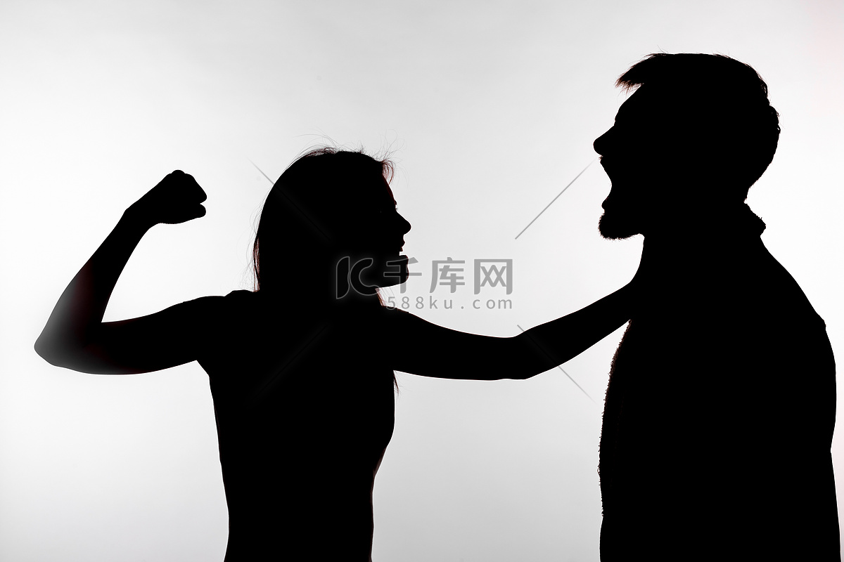 家庭暴力和虐待概念 — 一个女人扇男人耳光的剪影高清摄影大图-千库网