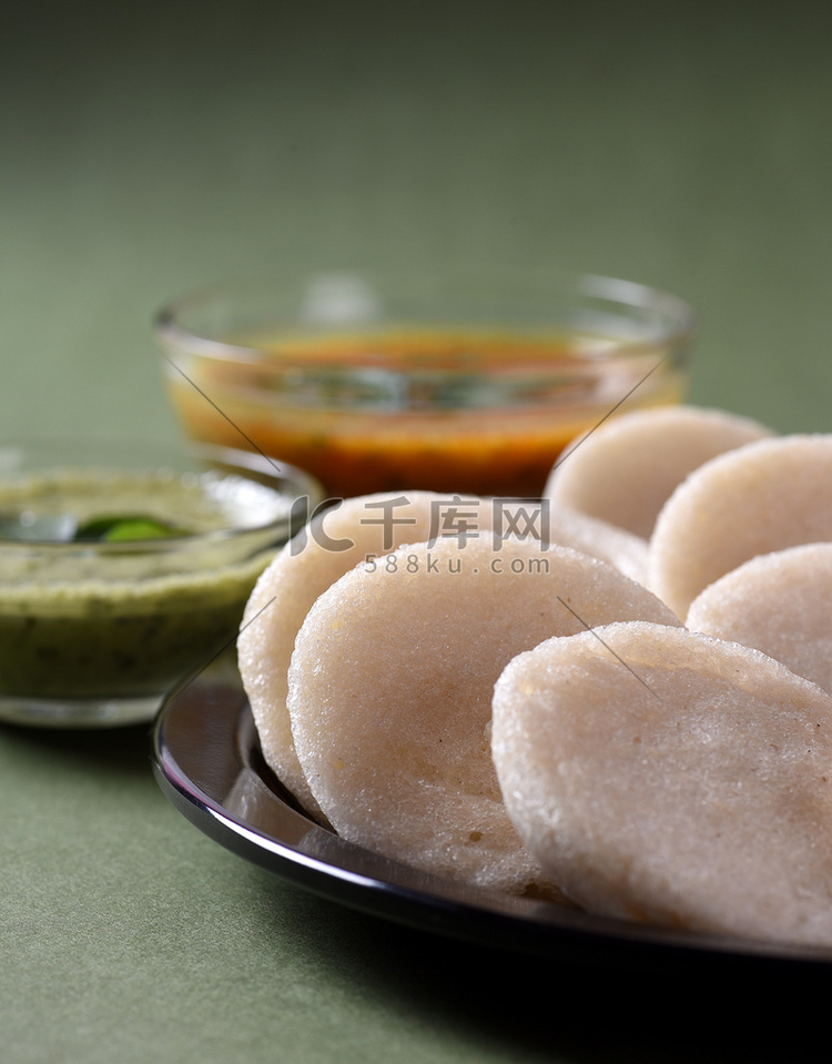 Idli with Sambar 和椰子酸辣酱，印度菜：南印度最喜欢的食物 rava idli 或 semolina idly 或 rava ...