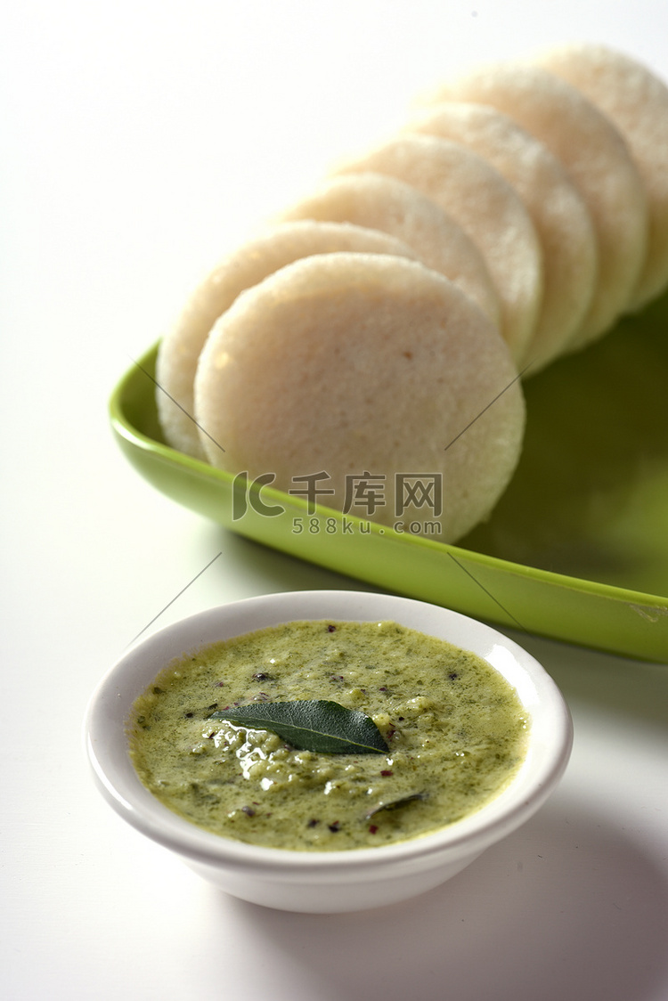 Idli with Sambar 和椰子酸辣酱，印度菜：南印度最受欢迎的食物 rava idli 或 semolina idly 或 rava ...