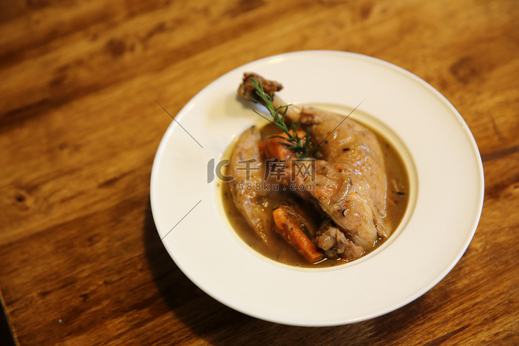 Coq au vin，红酒炖鸡配胡萝卜和土豆高清摄影大图-千库网