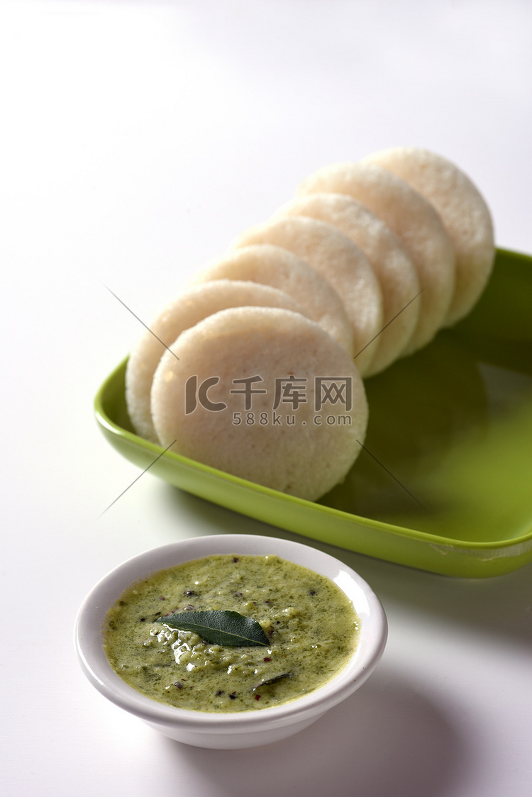 Idli with Sambar 和椰子酸辣酱，印度菜：南印度最受欢迎的食物 rava idli 或 semolina idly 或 rava ...