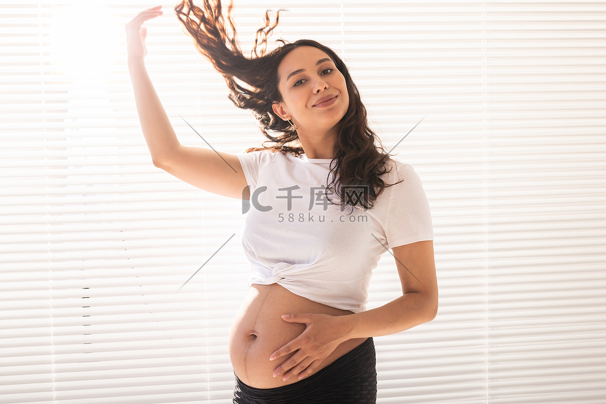 有摆在舒适内部的长的黑发的孕妇 库存图片. 图片 包括有 怀孕, 妇女, 别致, 发型, 头发, 女孩, 舒适地 - 48336309
