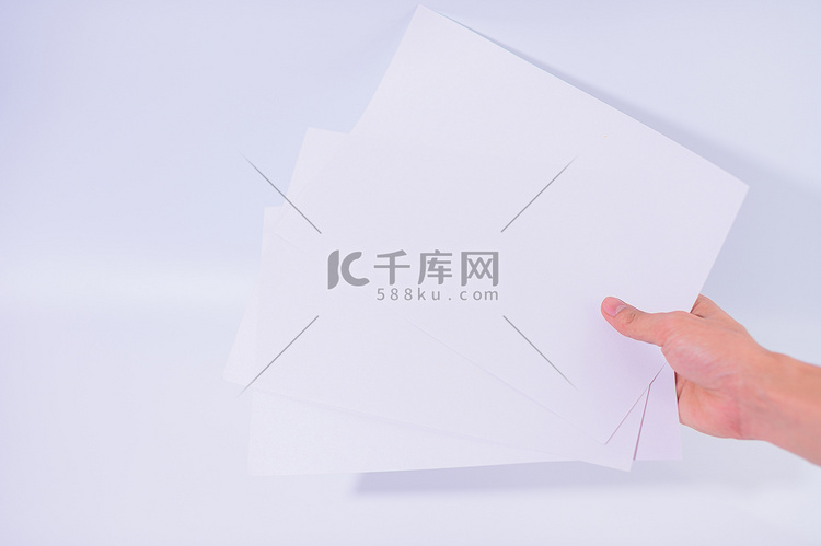 商人拿着白色背景中的文件高清摄影大图-千库网
