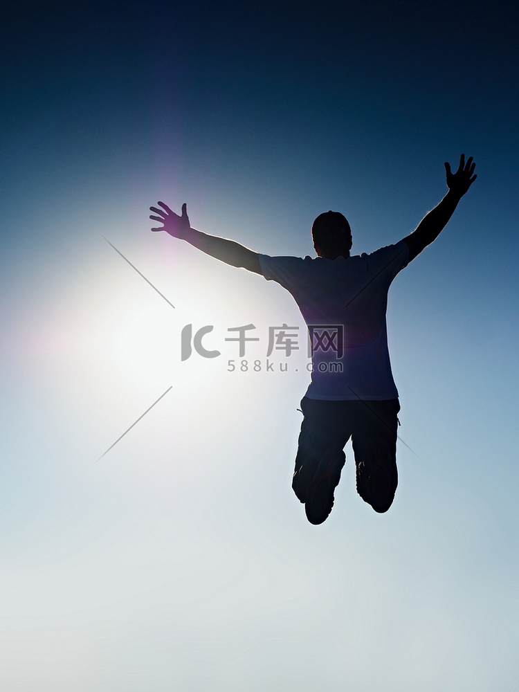 人在空中飞翔。高清摄影大图-千库网