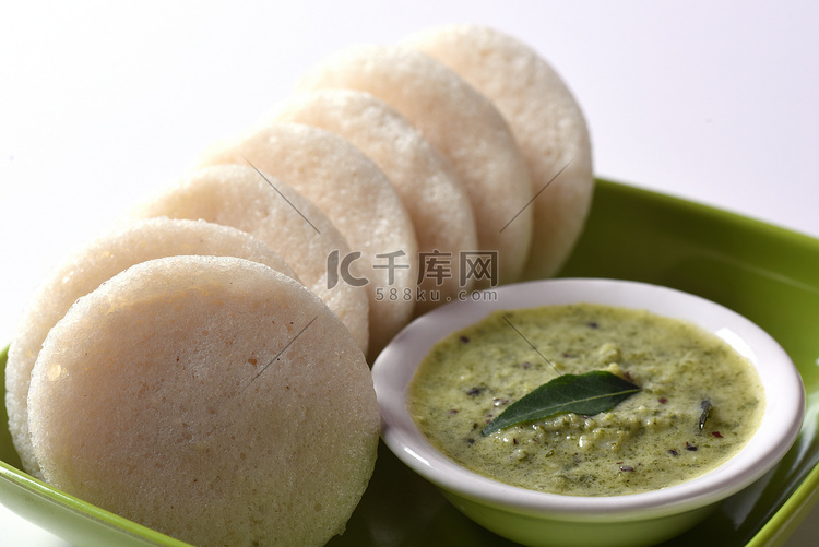 Idli with Sambar 和椰子酸辣酱，印度菜：南印度最受欢迎的食物 rava idli 或 semolina idly 或 rava ...
