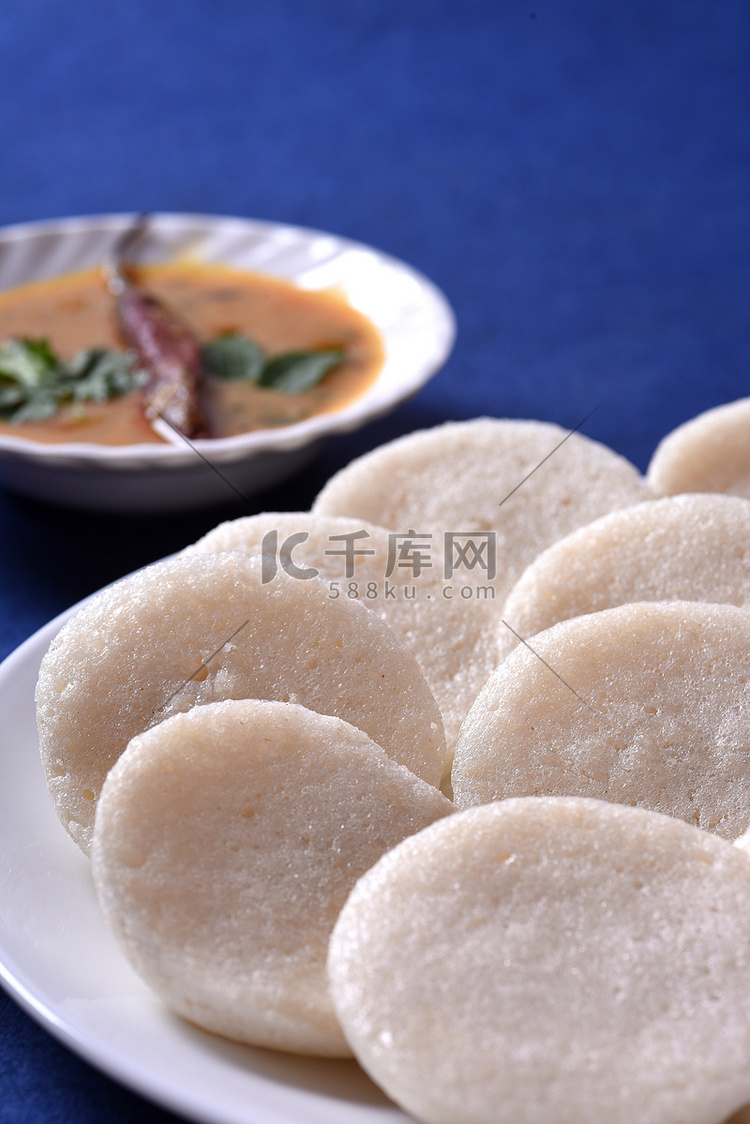 Idli with Sambar 和椰子酸辣酱，印度菜：南印度最受欢迎的食物 rava idli 或 semolina idly 或 rava ...