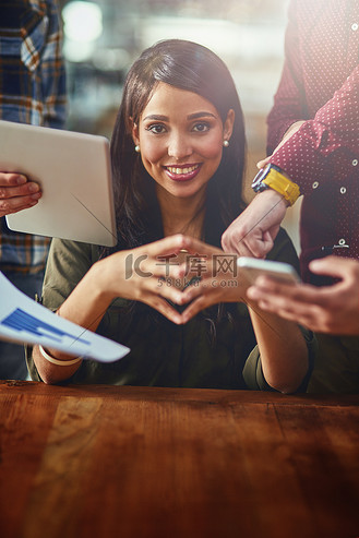 她是一位冷静,镇定的工人.