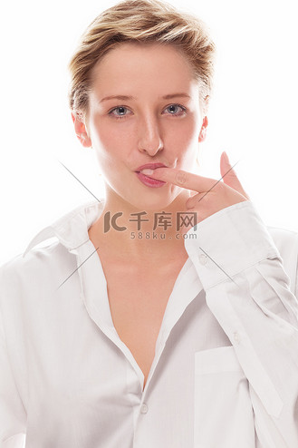 年轻的金发女郎舔手指