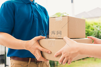 送货快递年轻人给女顾客送箱子