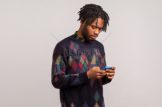 小激动图片素材_灰色背景下情绪激动的非洲人的画像.