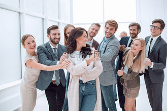 快乐的商业团队钦佩他们的年轻领导者