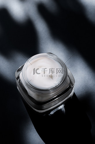 灰色背景下敏感皮肤美容面霜,保湿豪华水疗化妆品和天然肤色护肤品