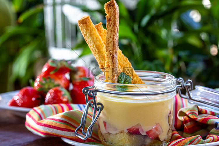一杯意大利甜点 Zabaglione 或 Sabayon高清摄影大图-千库网